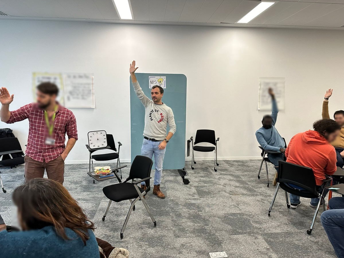 Yoan Lureault anime un atelier, les participants lèvent la main